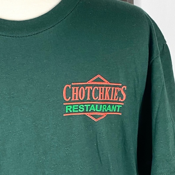 New Office Space Chotchkie’s Restaurant Movie BoxLunch Tee Shirt Flair - Picture 4 of 4